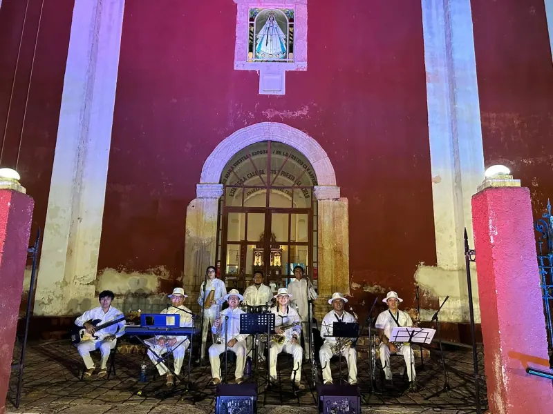 La orquesta tocando frente a la iglesia de Mocochá, de noche