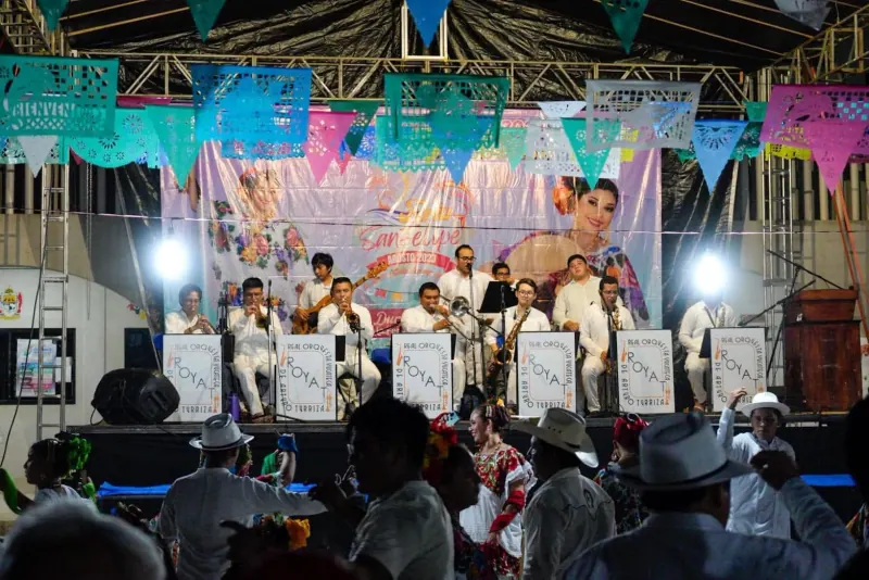 La orquesta en el escenario de la Alborada de San Felipe